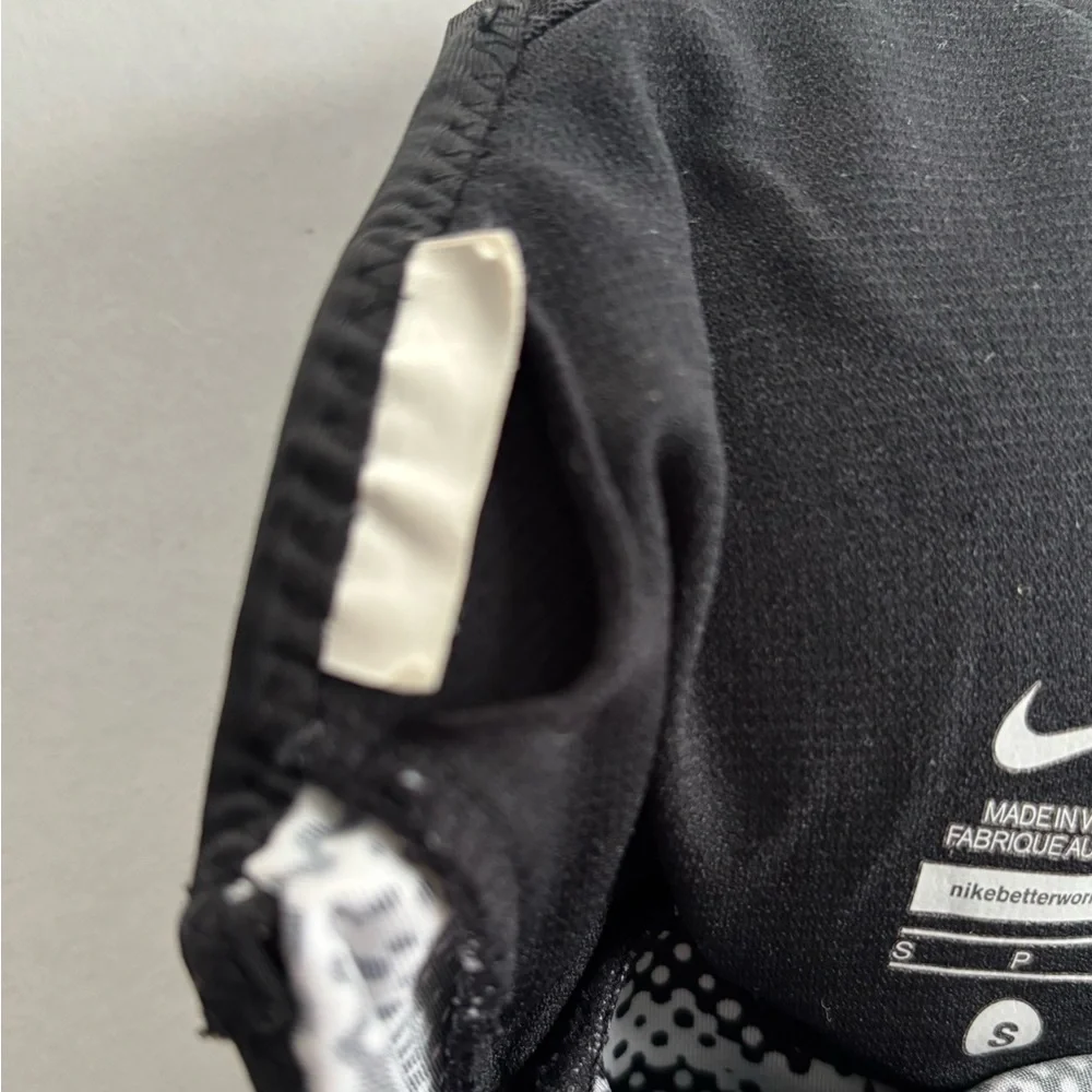 Nike sports bra. SZ SM. Dri fit. Light pads.‎ Cross back